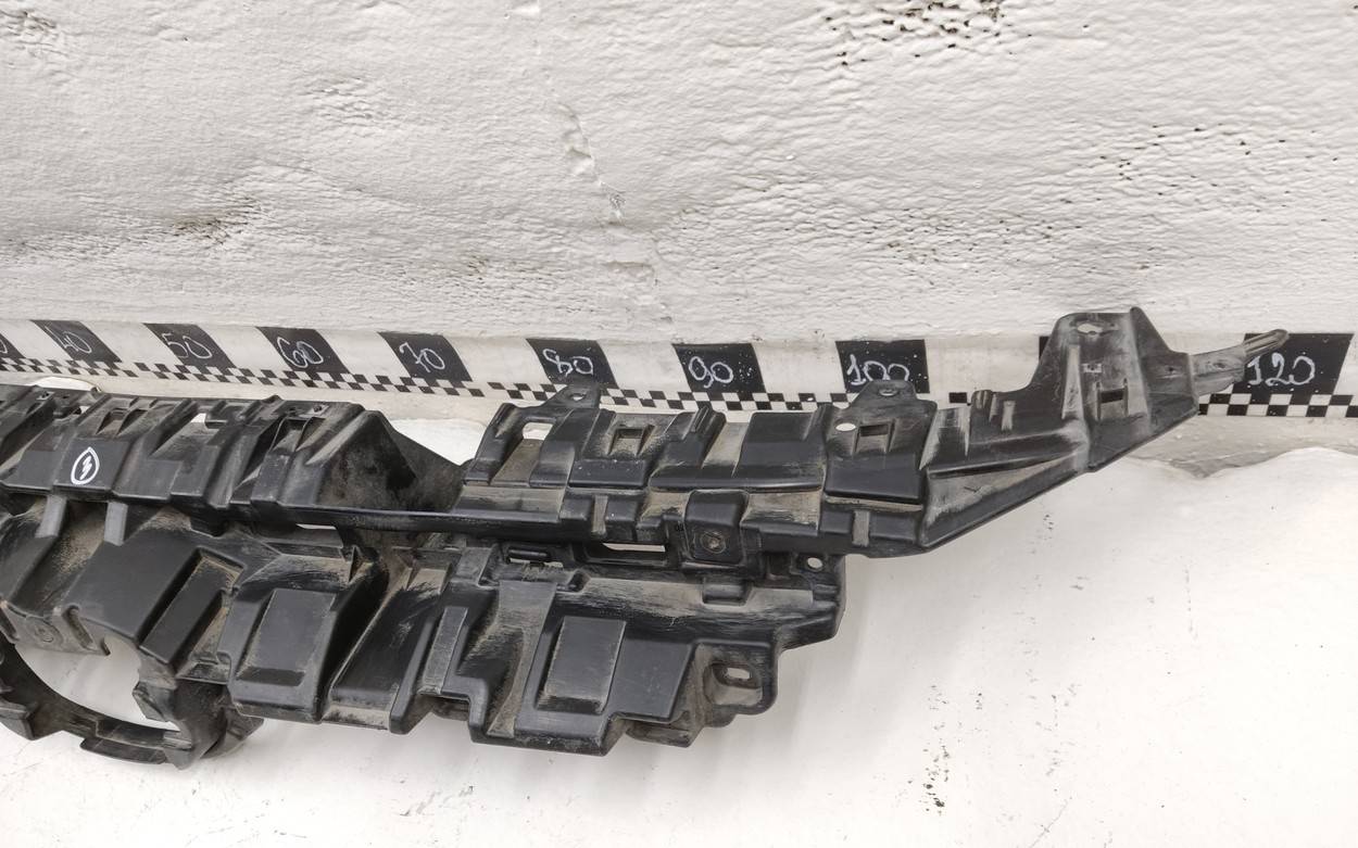 Кронштейн решетки радиатора