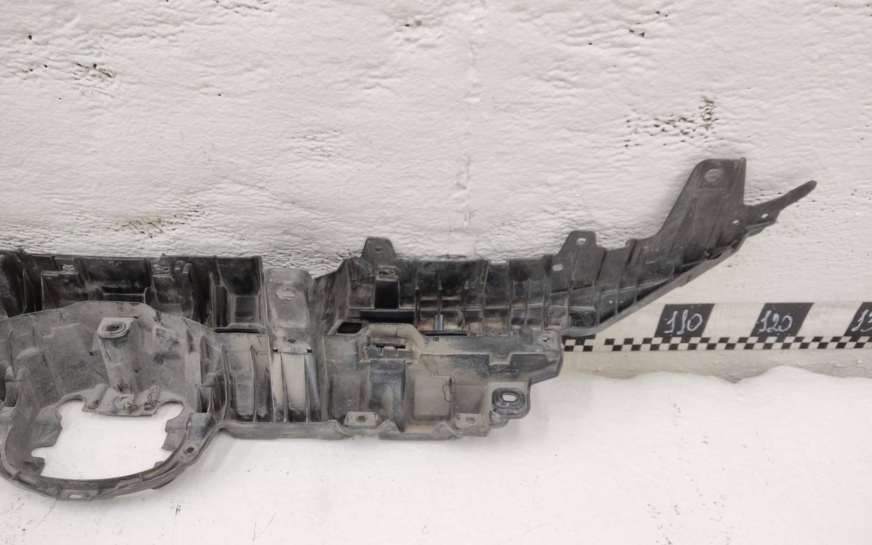 Кронштейн решетки радиатора