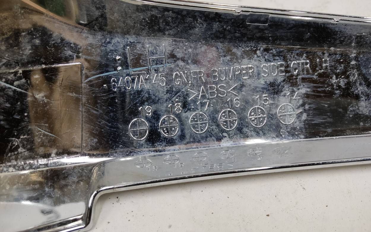 Молдинг переднего бампера левый