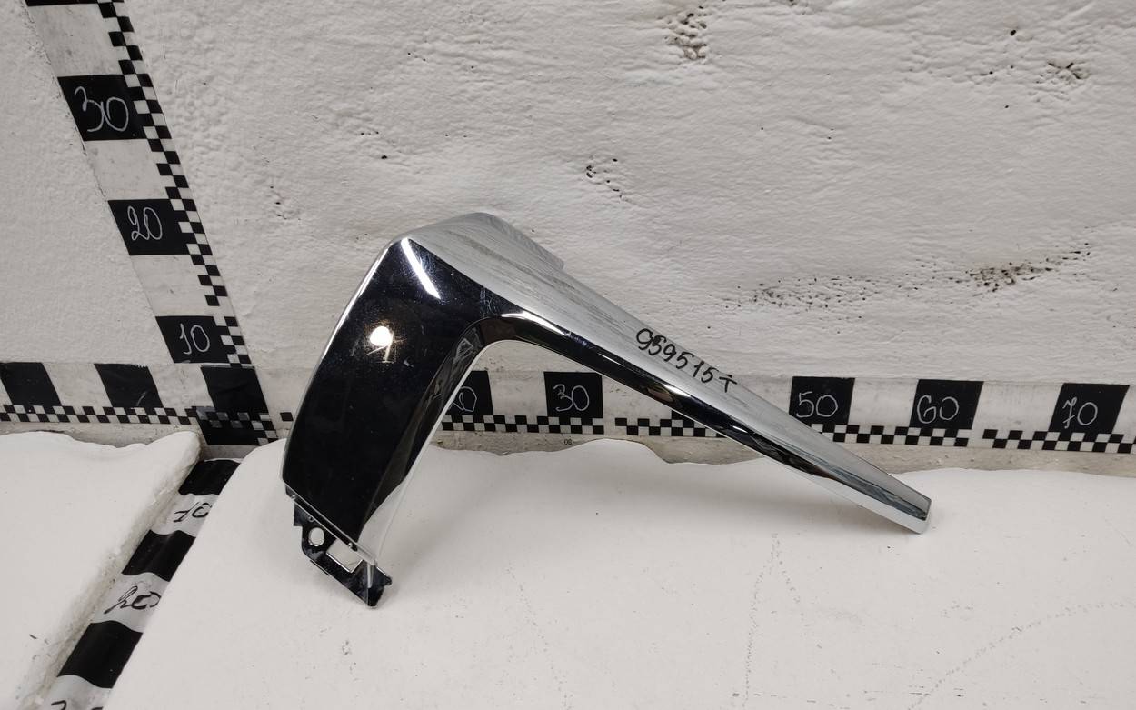 Молдинг переднего бампера левый