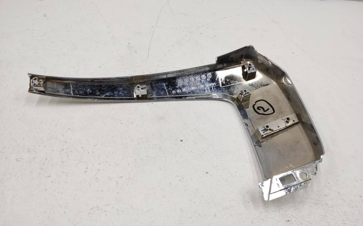 Молдинг переднего бампера левый