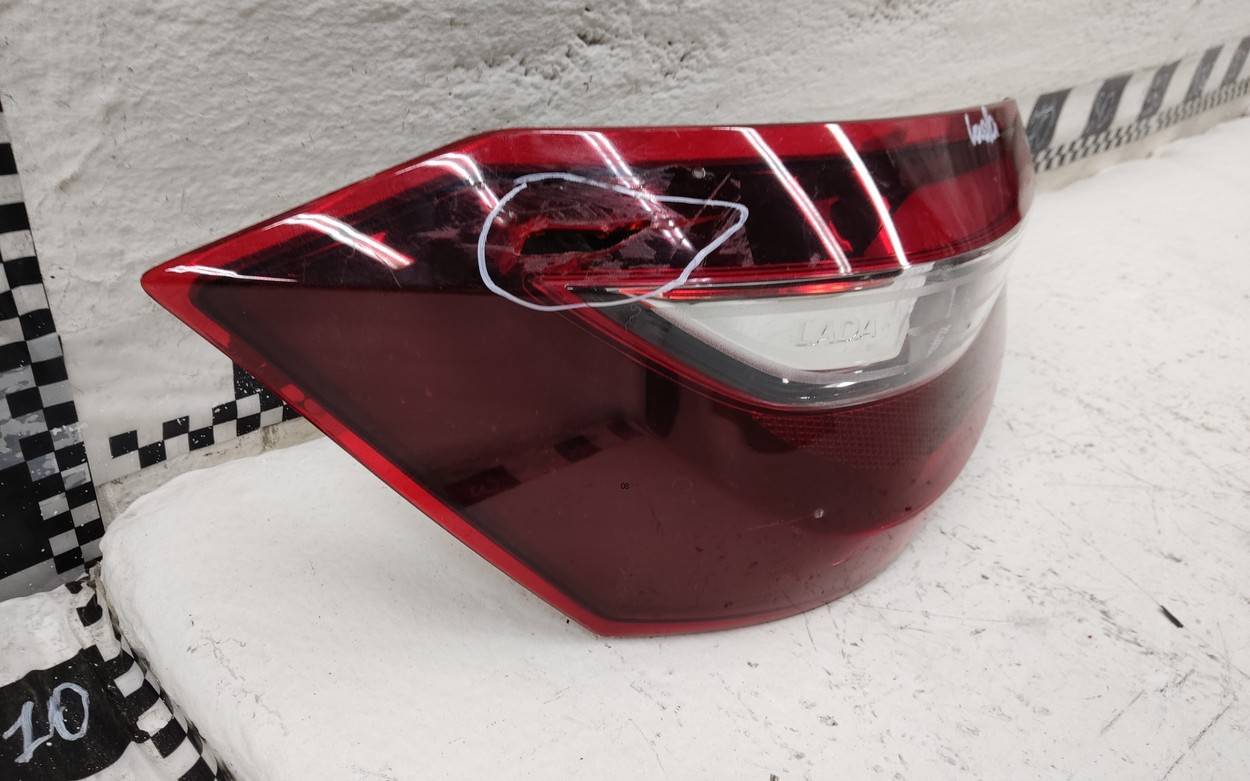 Фонарь задний наружный левый