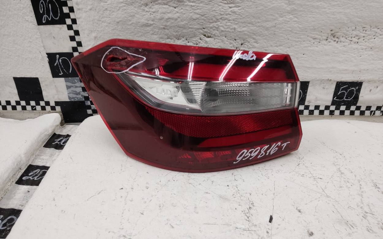 Фонарь задний наружный левый