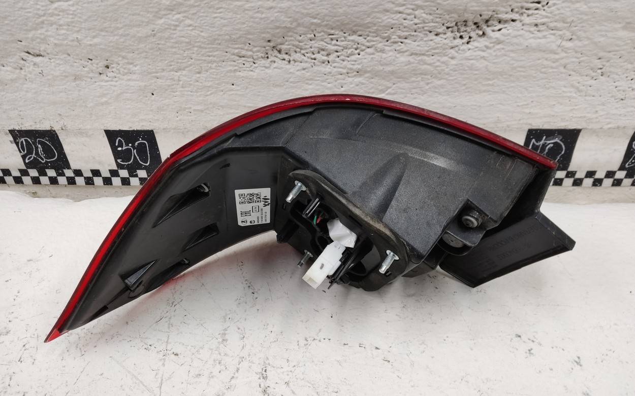 Фонарь задний наружный левый