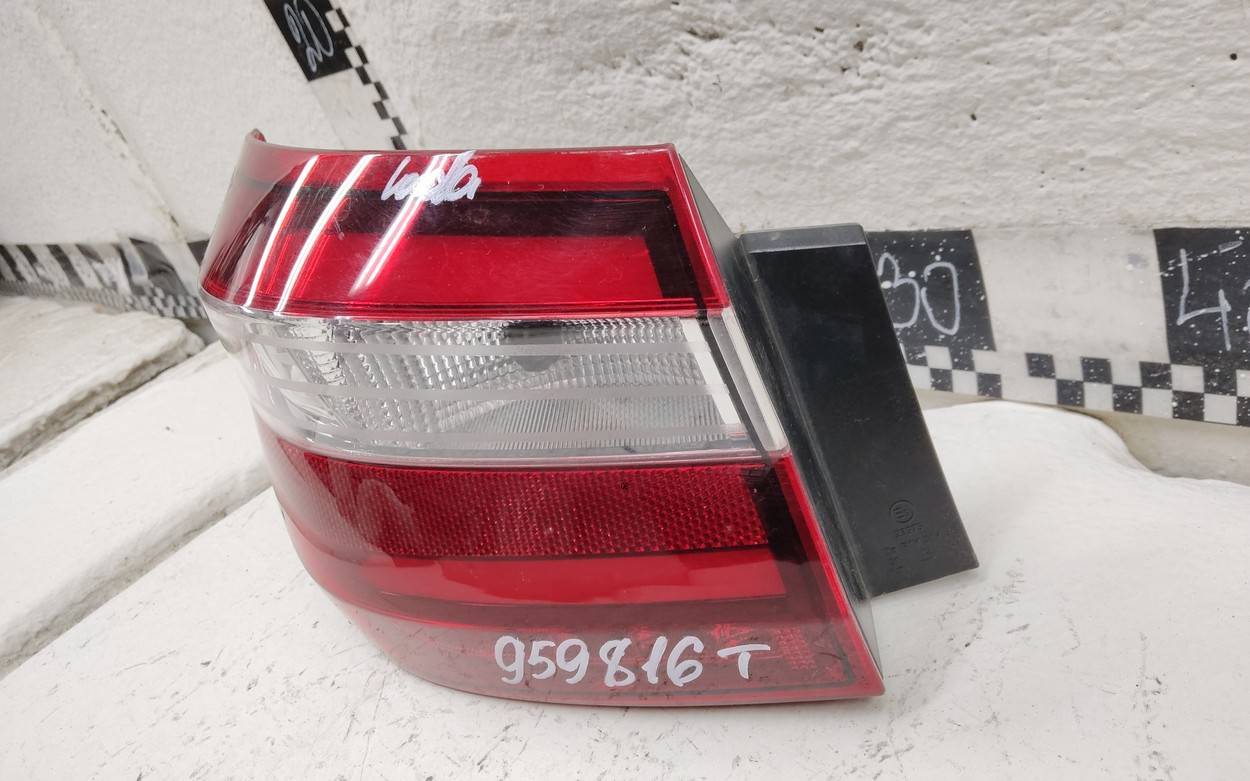 Фонарь задний наружный левый