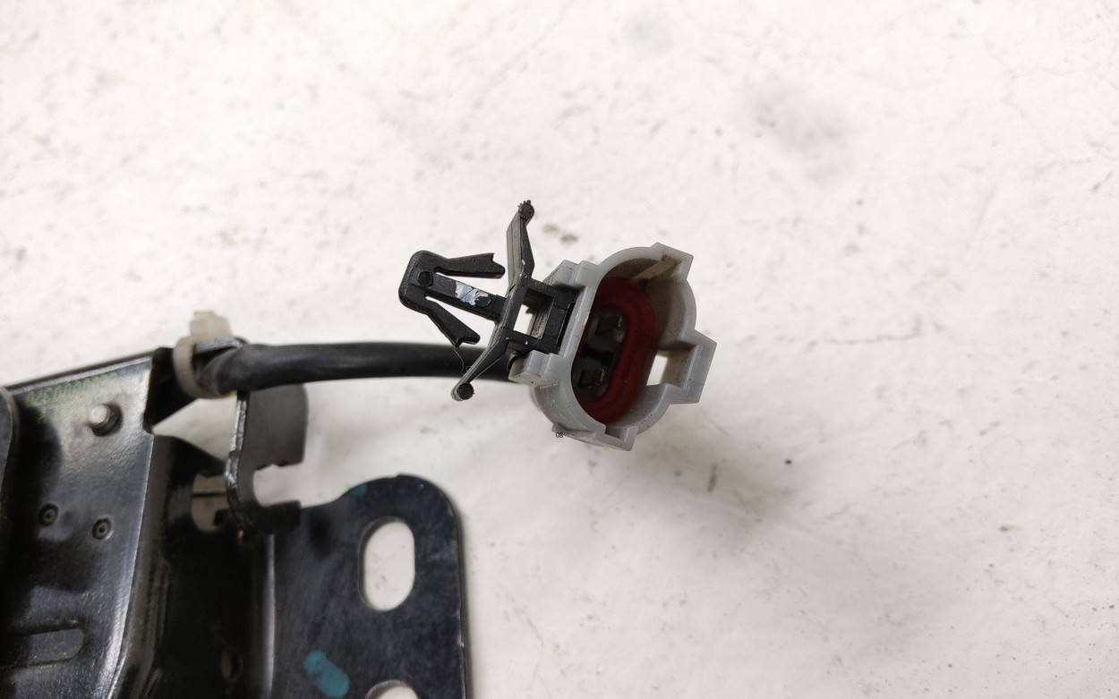 Замок капота