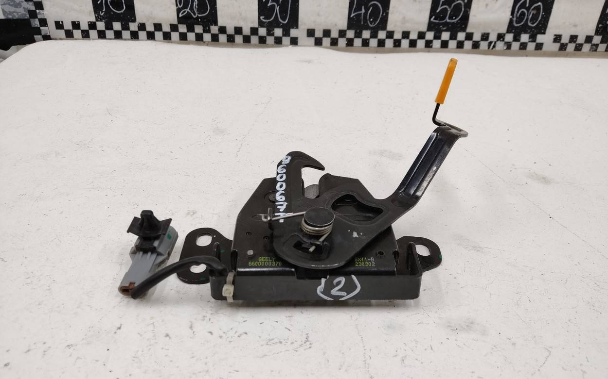 Замок капота