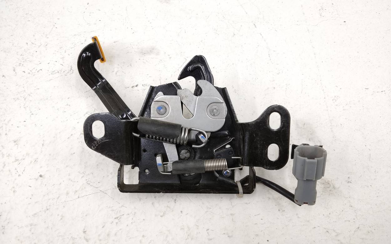 Замок капота