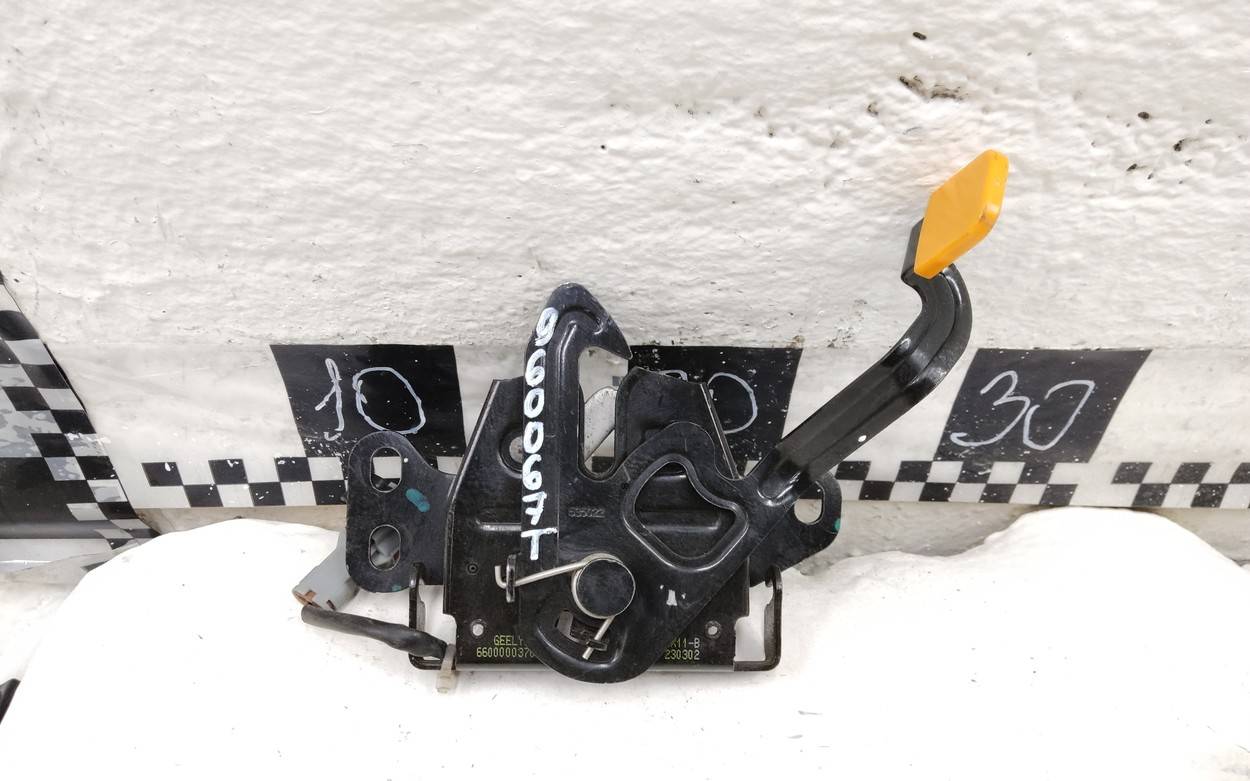 Замок капота