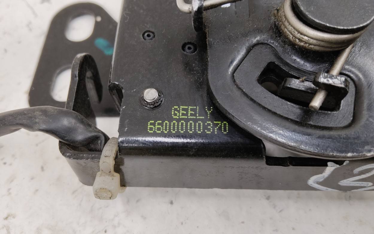 Замок капота