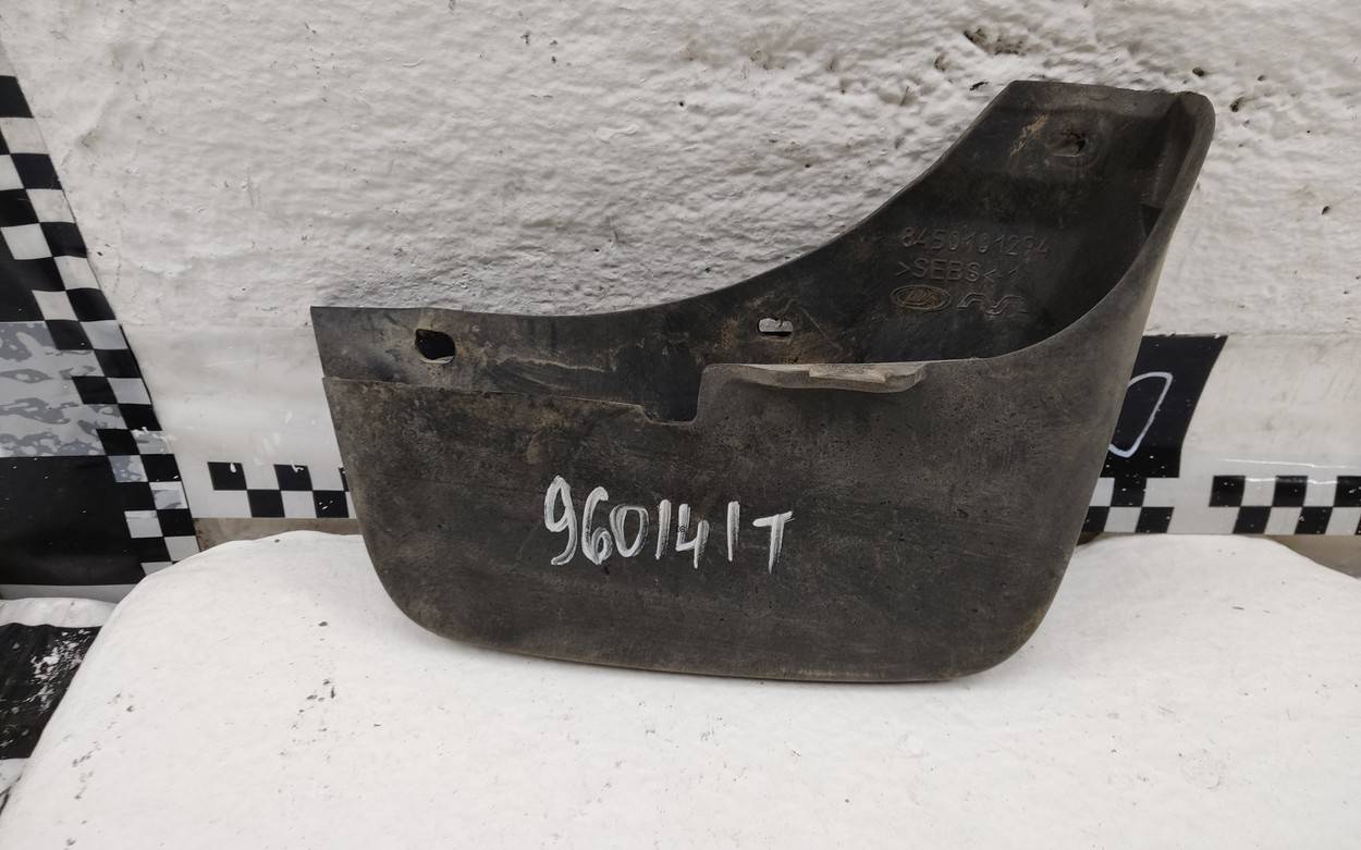 Брызговик передний правый