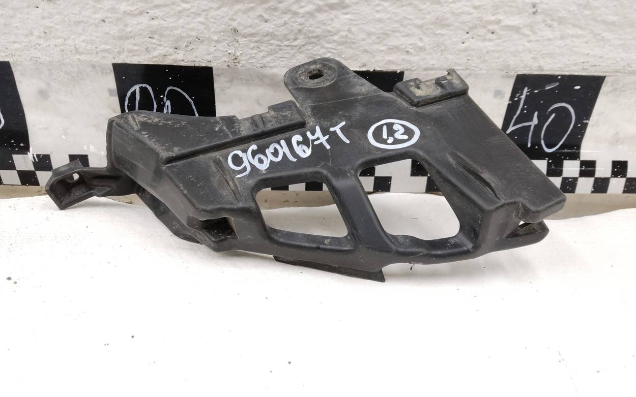 Кронштейн переднего бампера левый