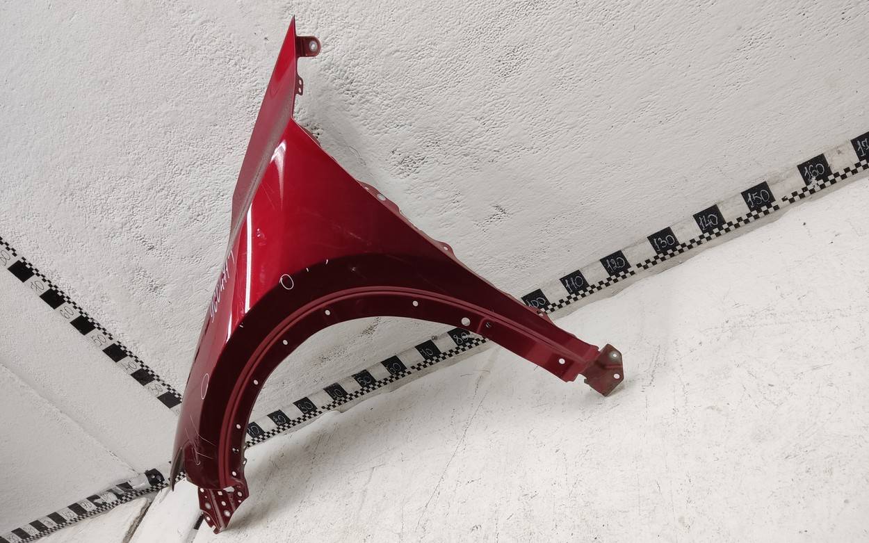 Крыло переднее левое