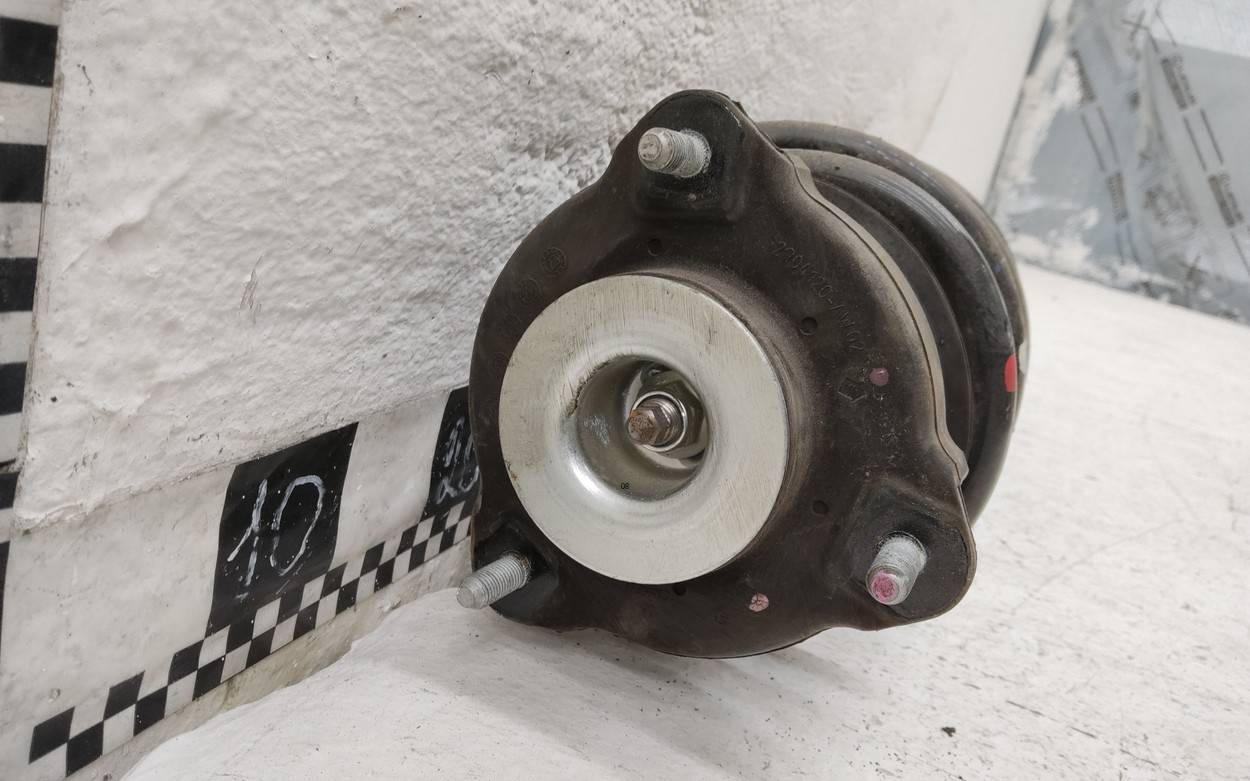 Амортизатор передний левый