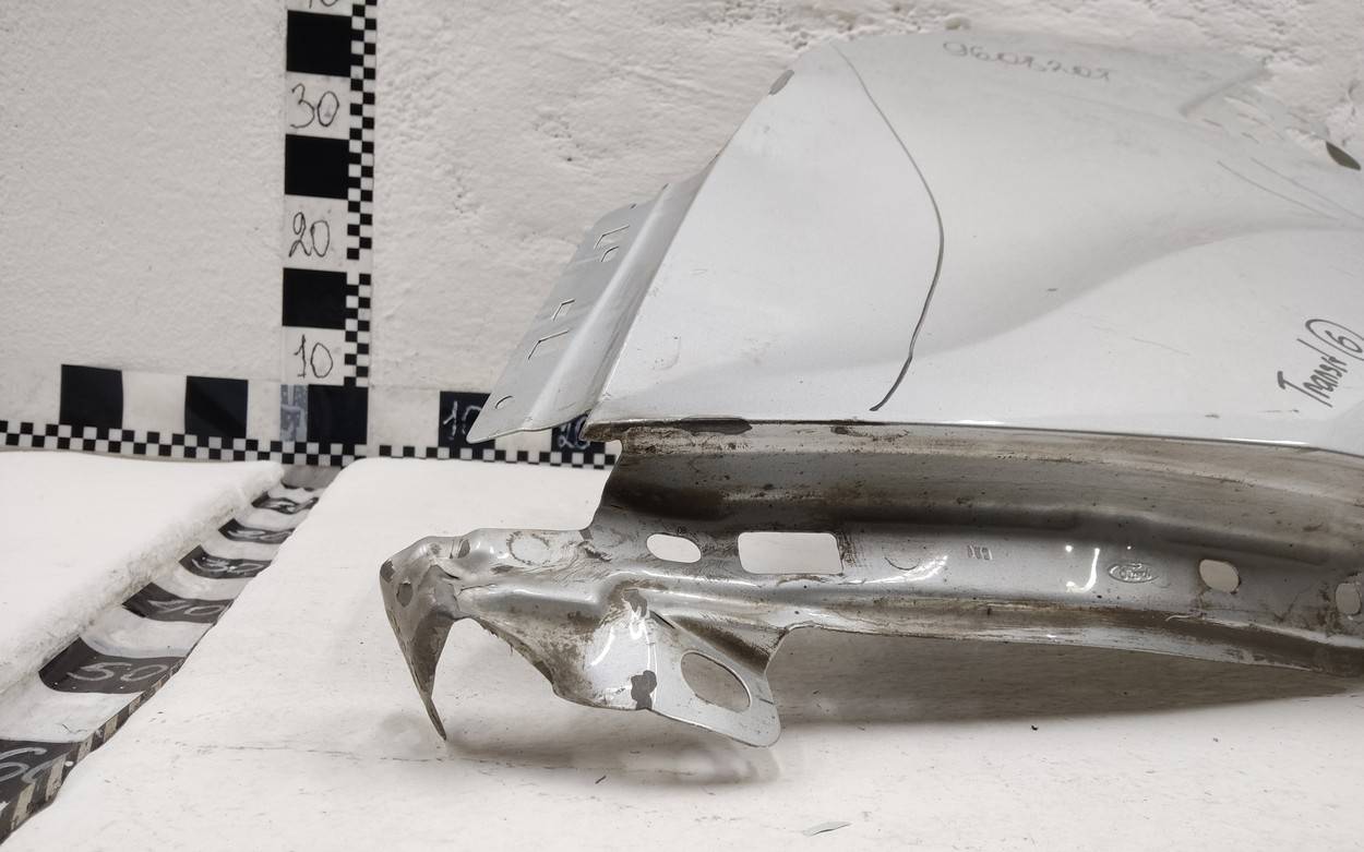 Крыло переднее левое