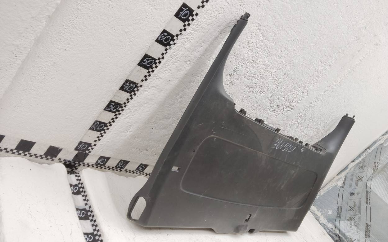 Обшивка крышки багажника