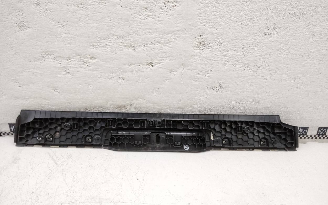 Кожух замка багажника