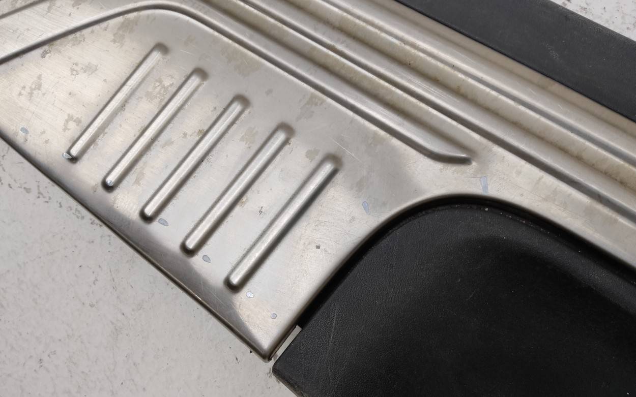 Кожух замка багажника