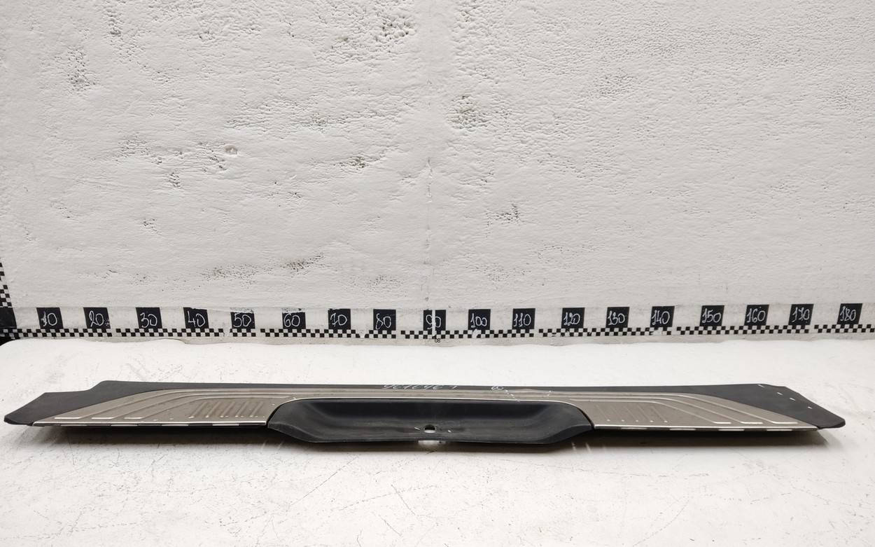 Кожух замка багажника