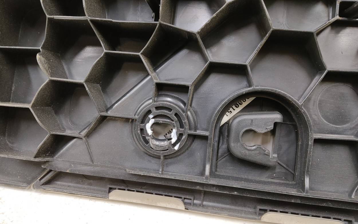 Кожух замка багажника