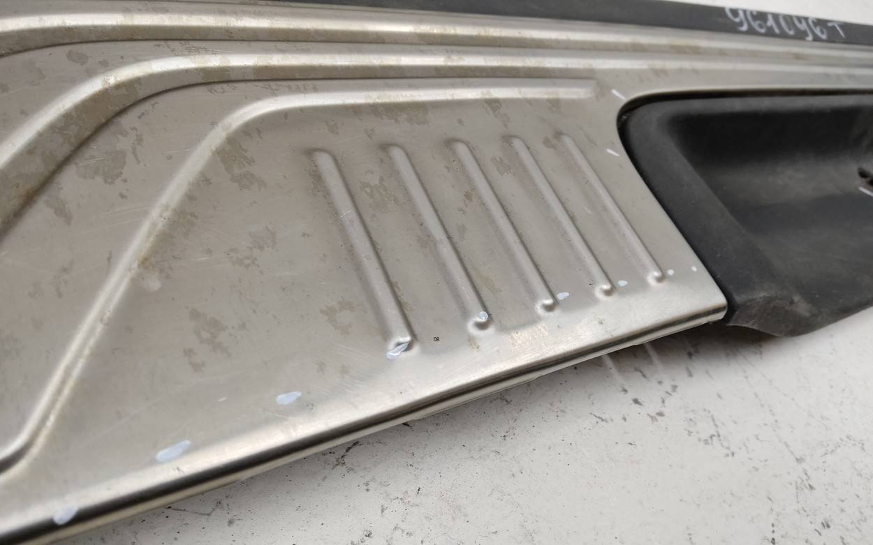 Кожух замка багажника