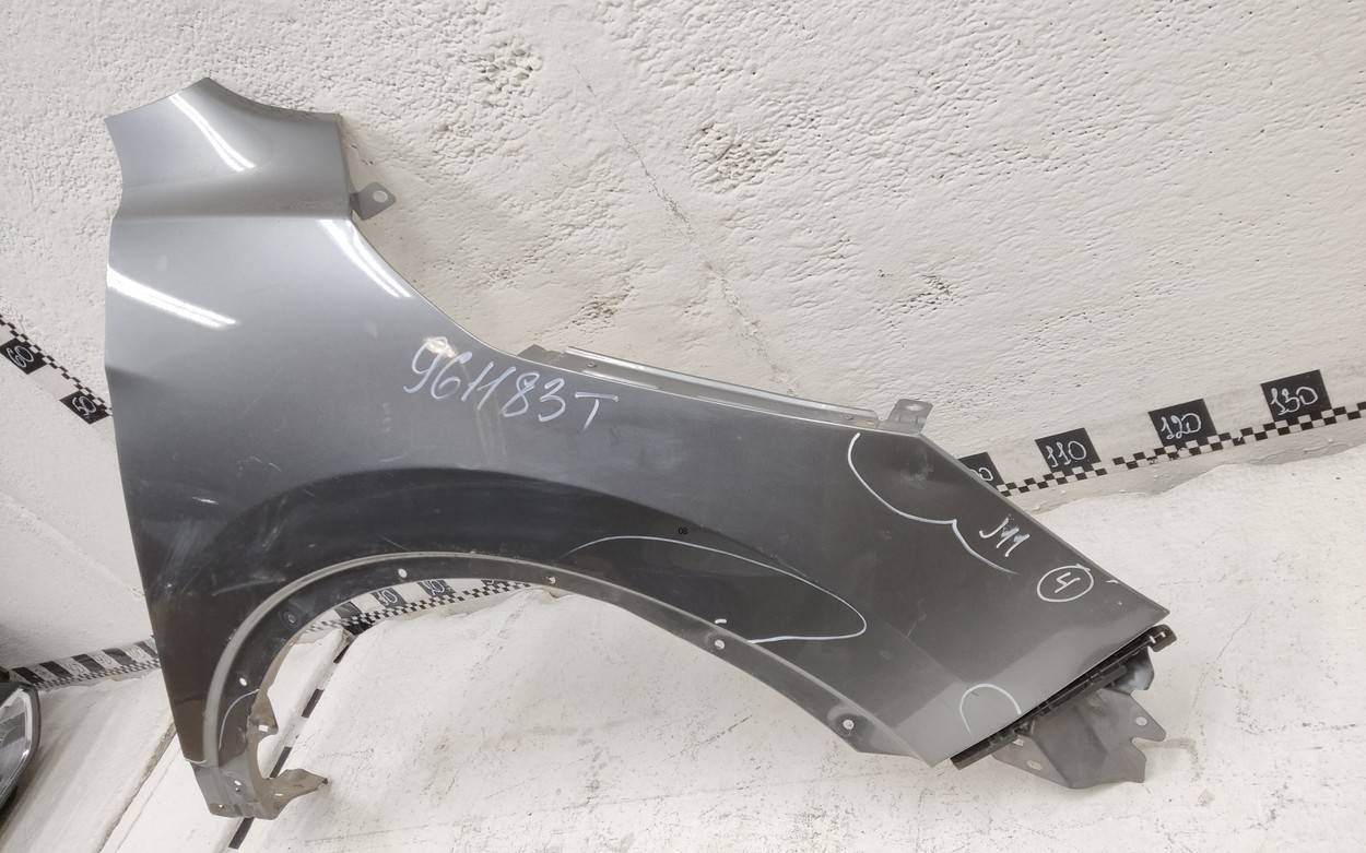 Крыло переднее правое