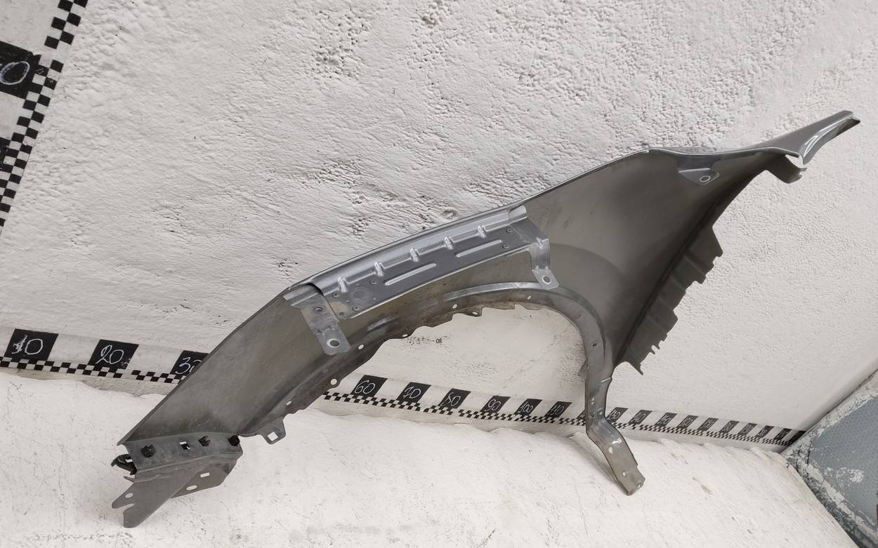 Крыло переднее правое