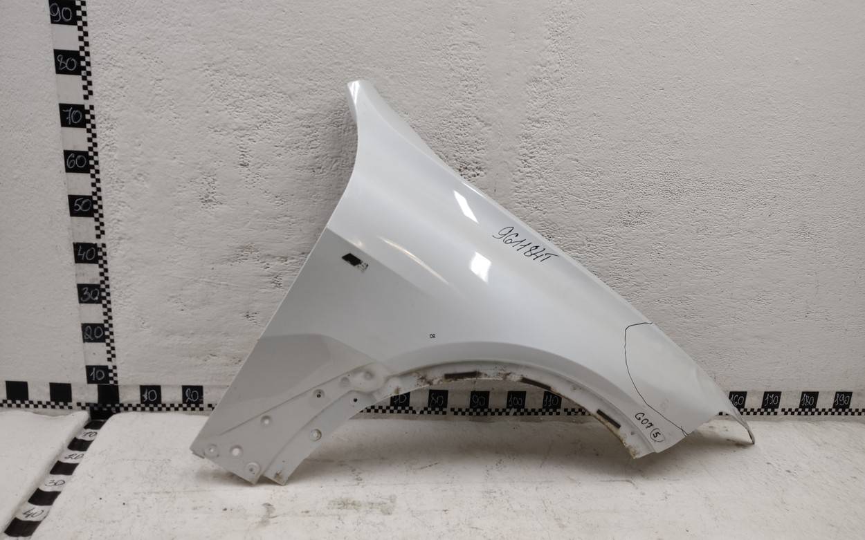 Крыло переднее правое