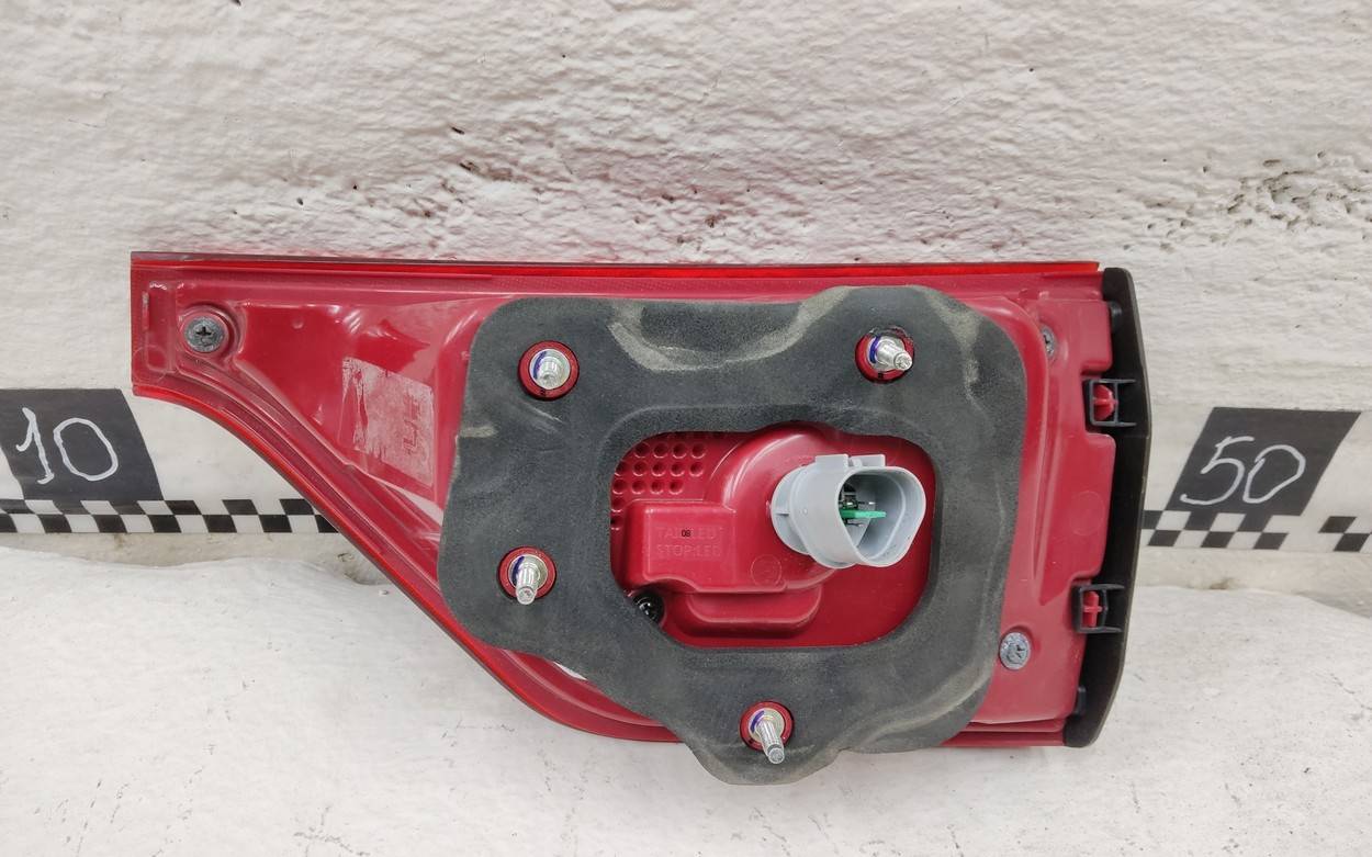 Фонарь задний внутренний левый