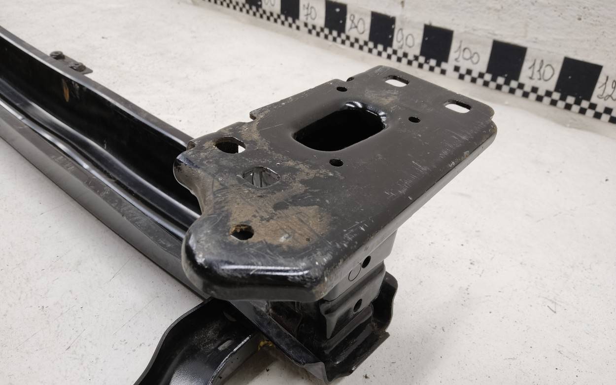 Усилитель переднего бампера