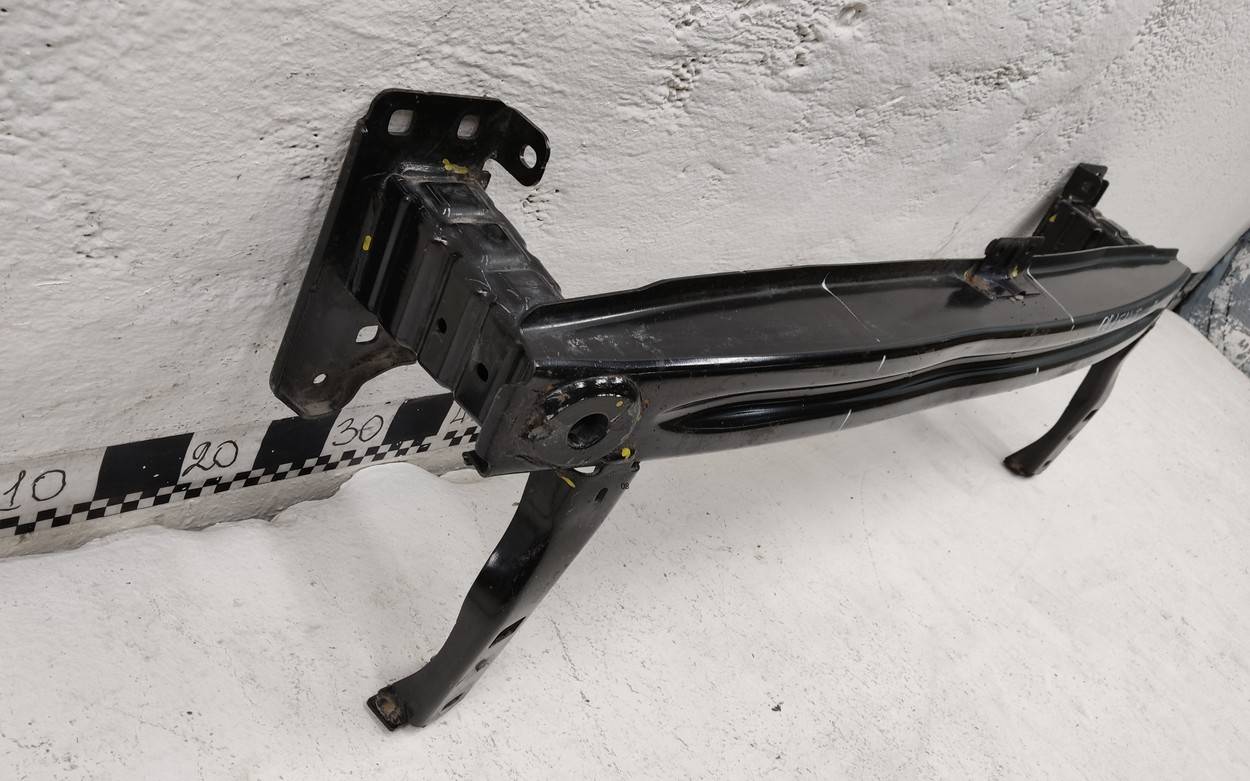 Усилитель переднего бампера