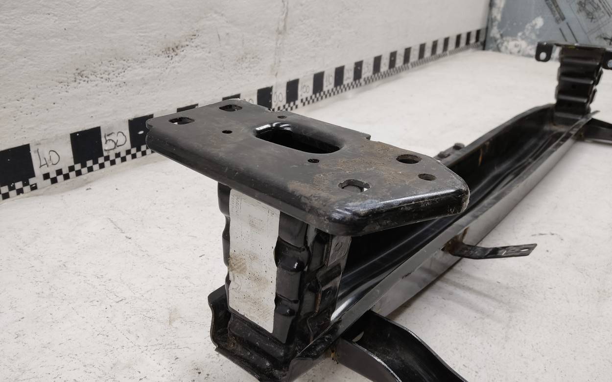 Усилитель переднего бампера