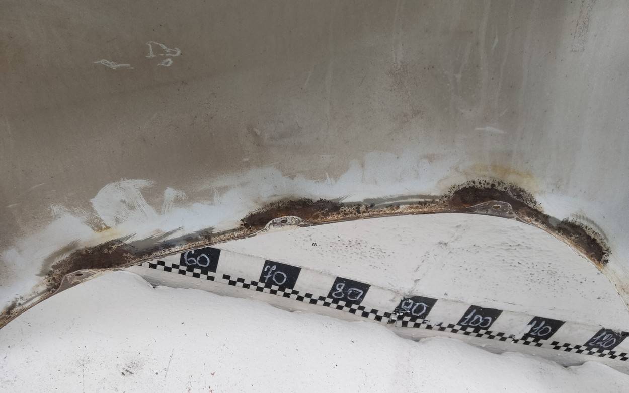 Крыло переднее правое