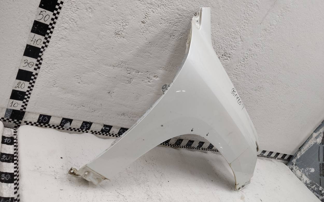 Крыло переднее правое