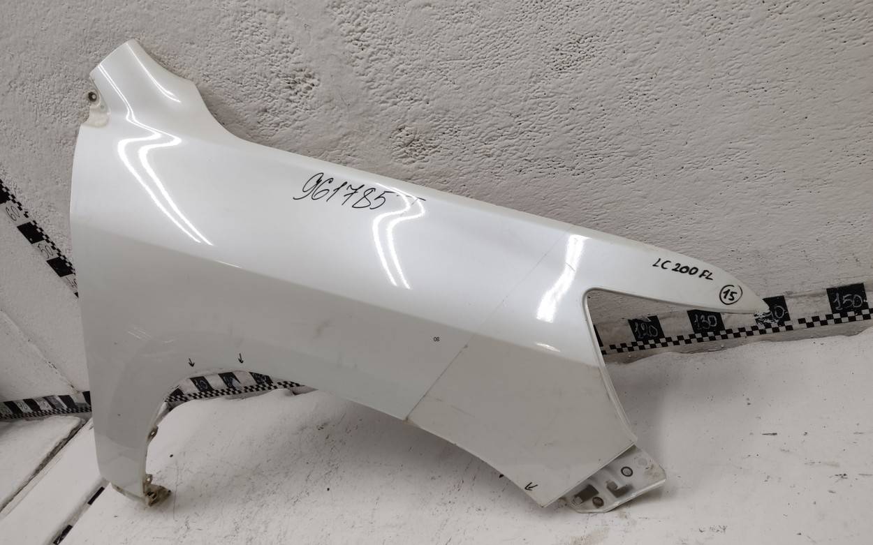 Крыло переднее правое