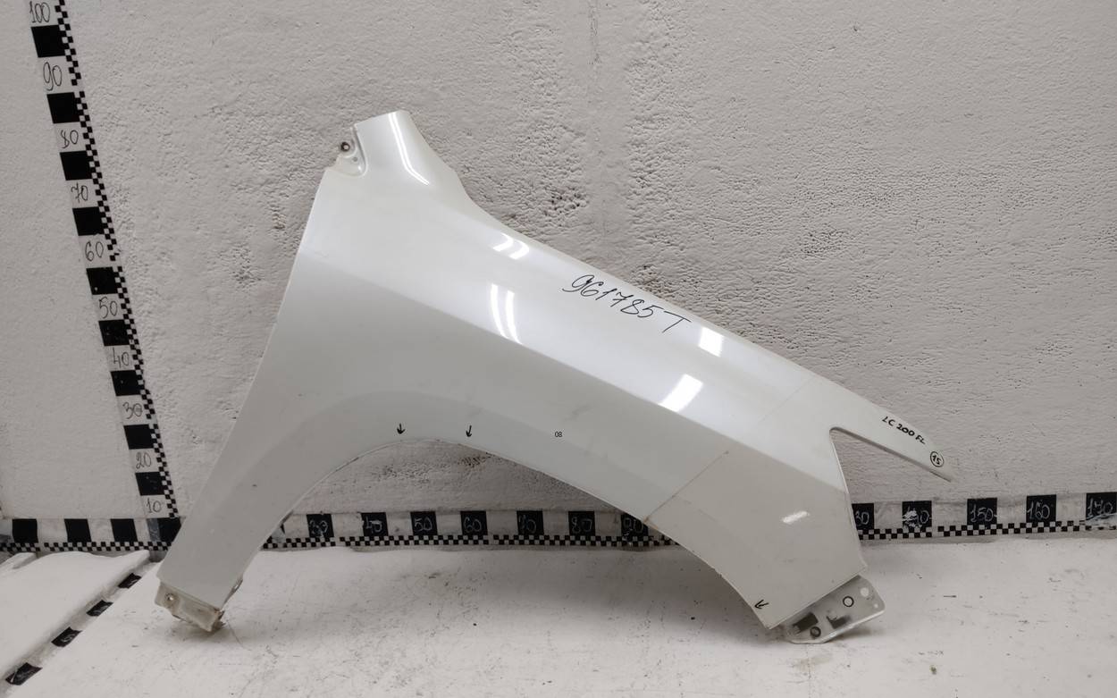 Крыло переднее правое