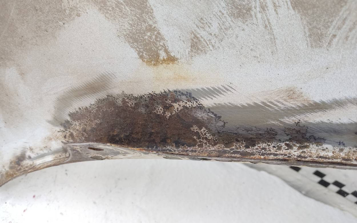 Крыло переднее правое