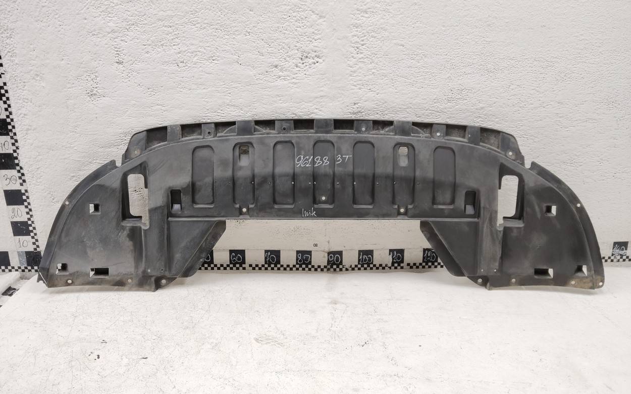 Пыльник двигателя центральный