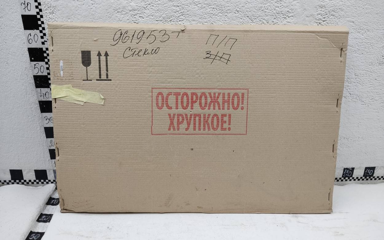 Стекло двери передней правой