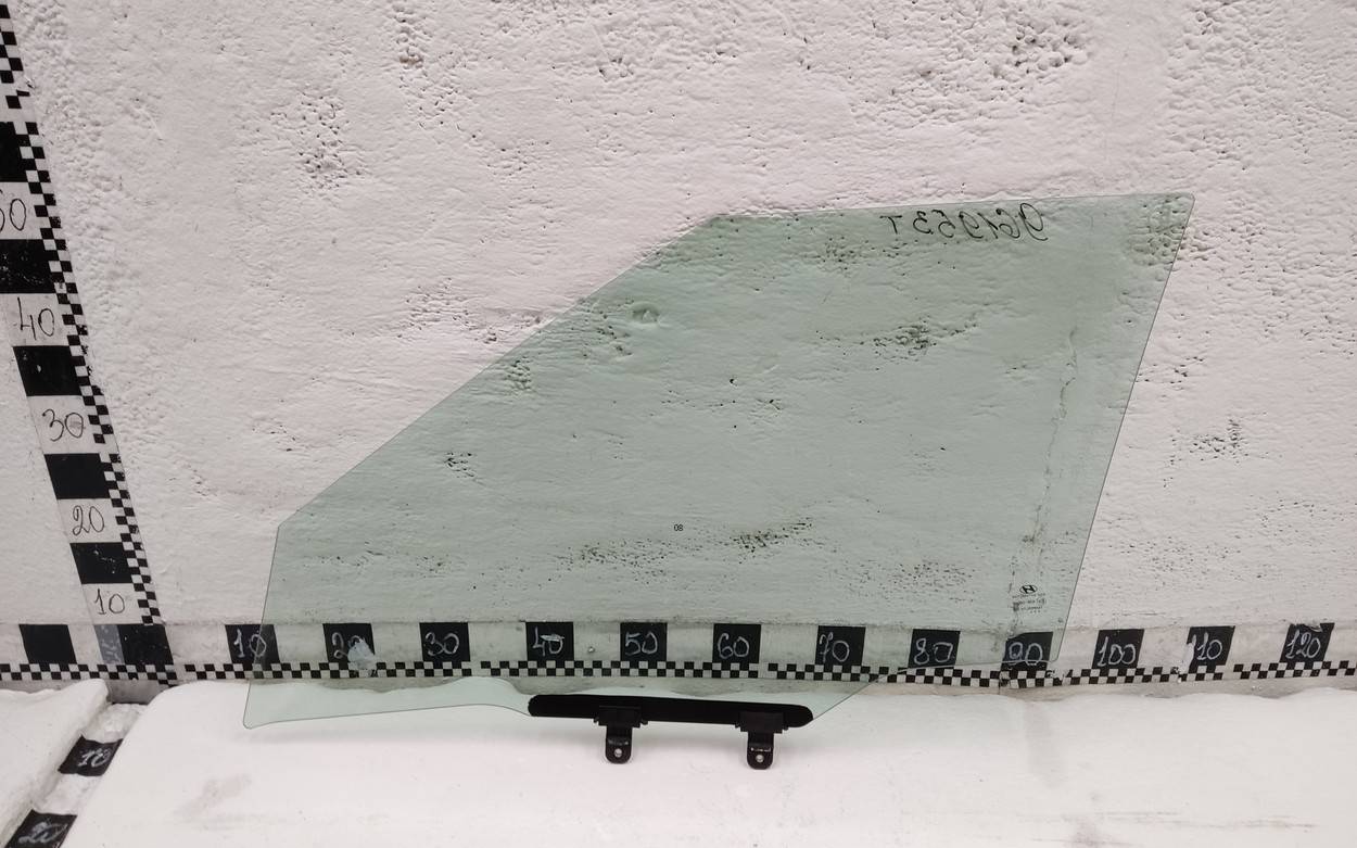 Стекло двери передней правой