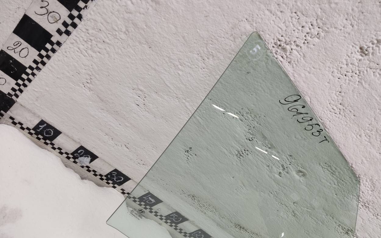 Стекло двери передней правой