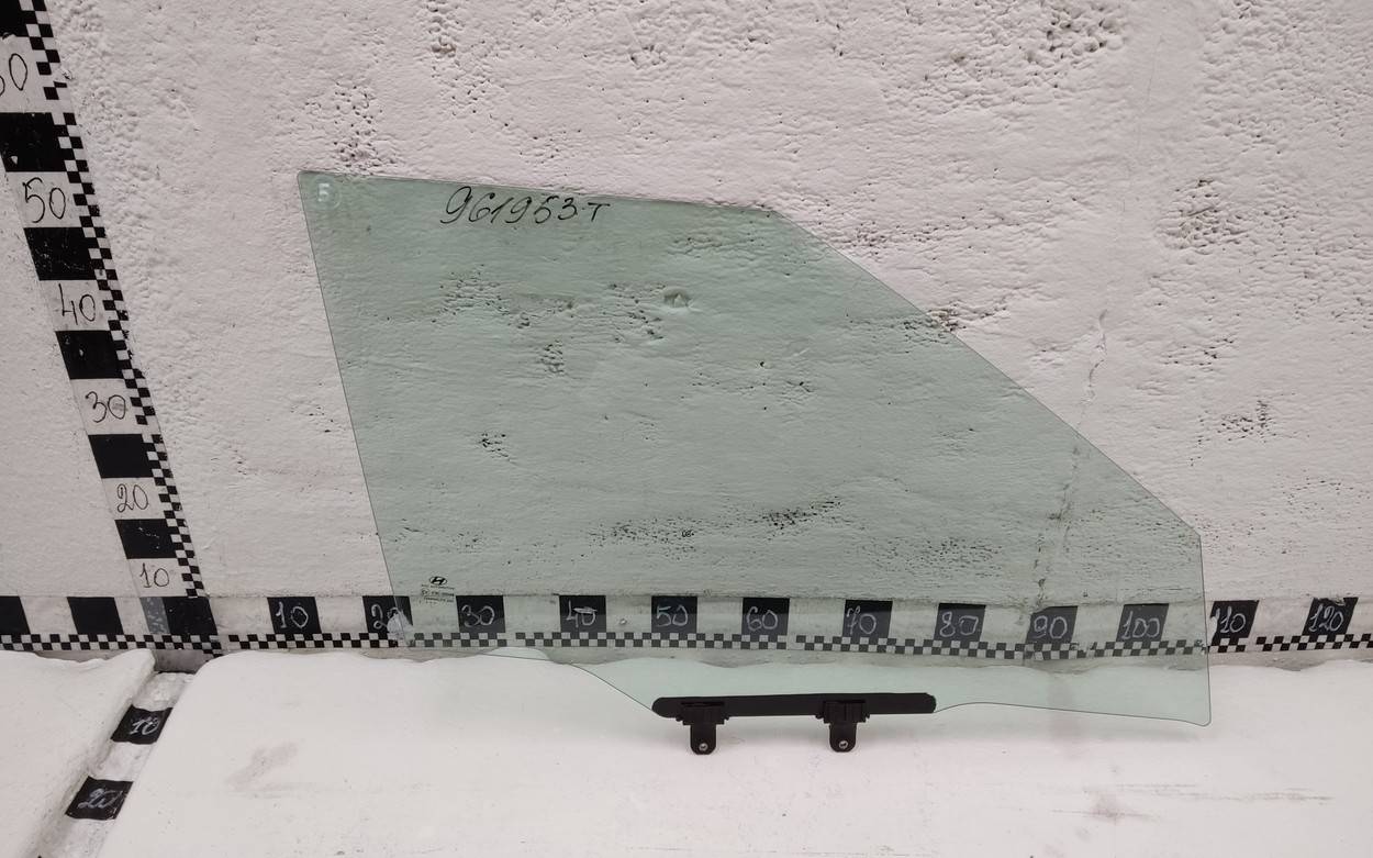 Стекло двери передней правой