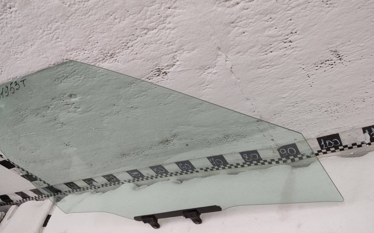 Стекло двери передней правой