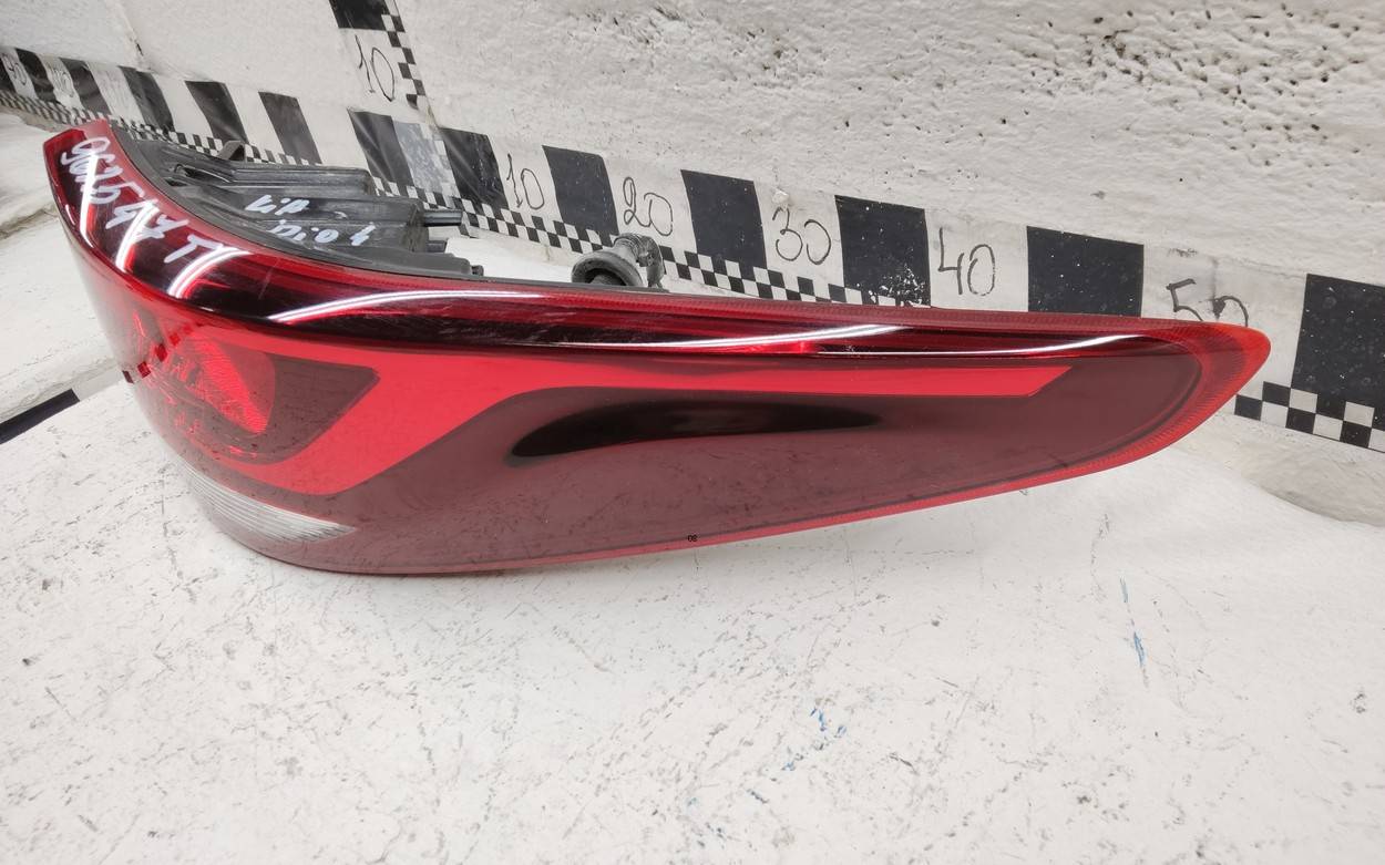 Фонарь задний наружный правый