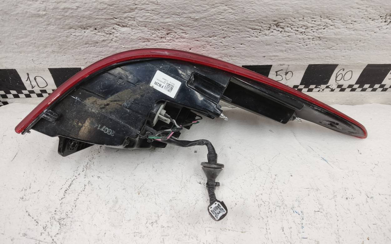 Фонарь задний наружный правый