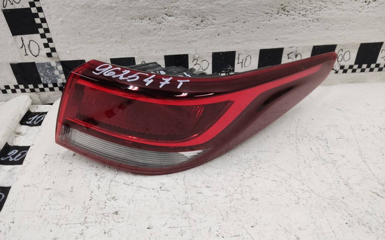 Фонарь задний наружный правый