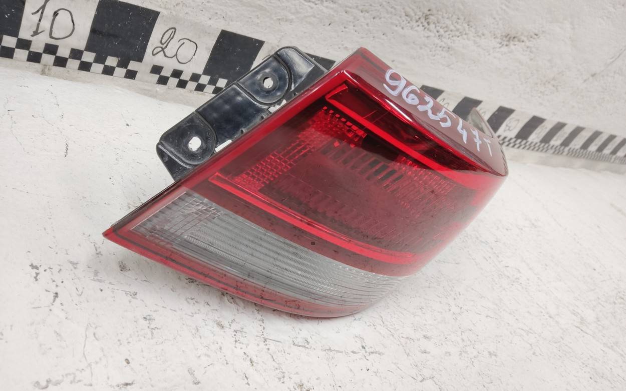 Фонарь задний наружный правый