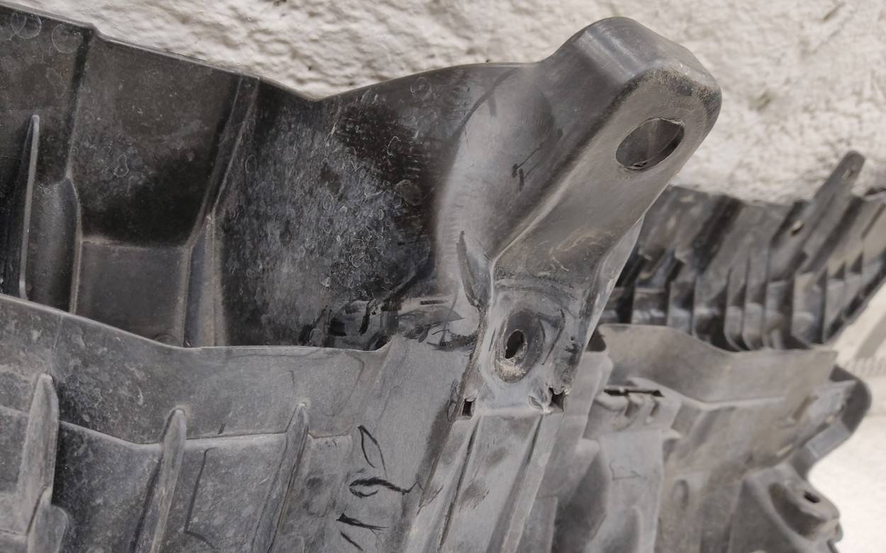 Кронштейн решетки радиатора