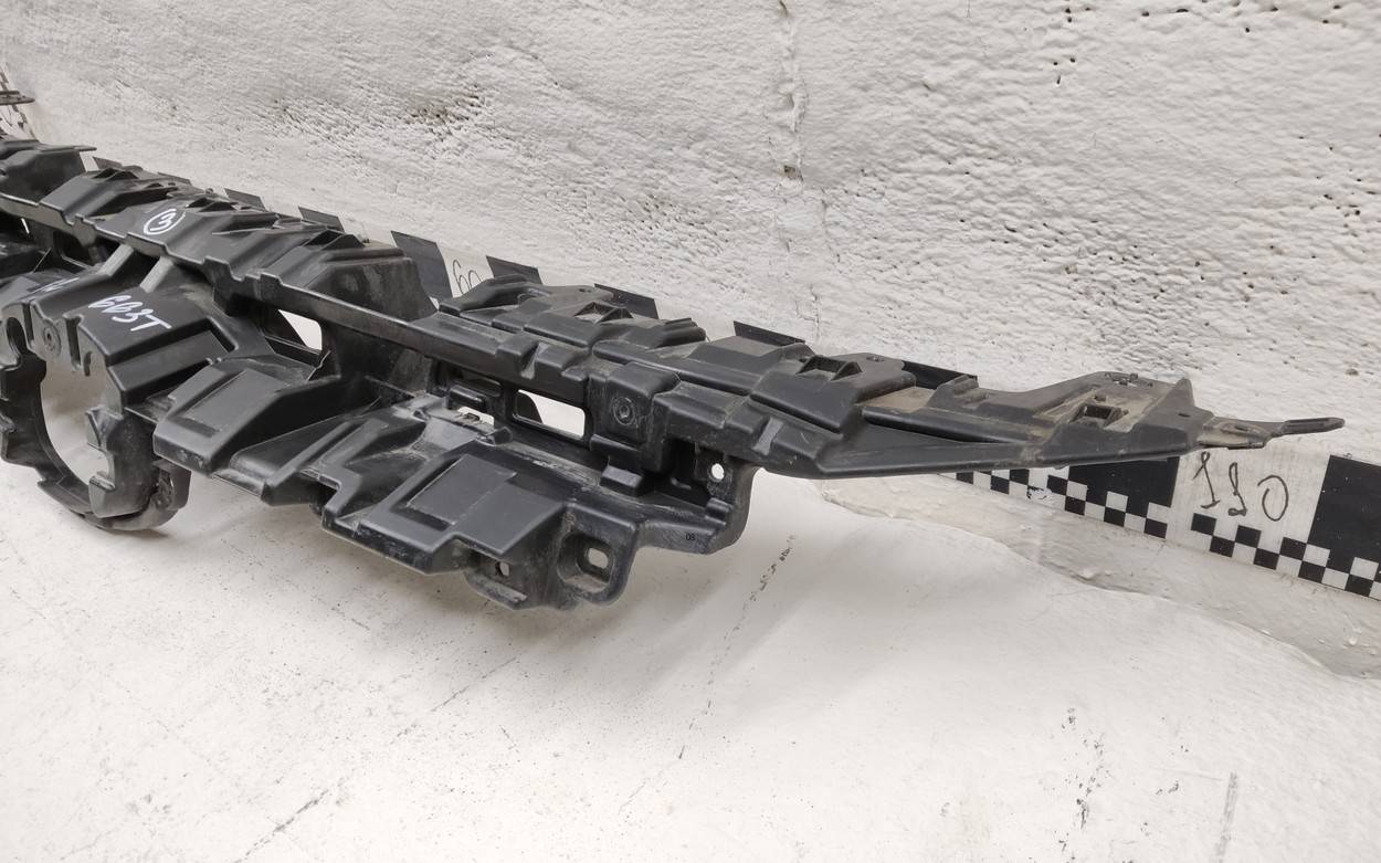 Кронштейн решетки радиатора