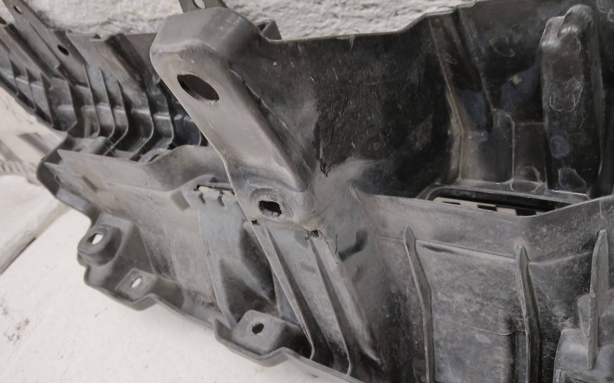 Кронштейн решетки радиатора